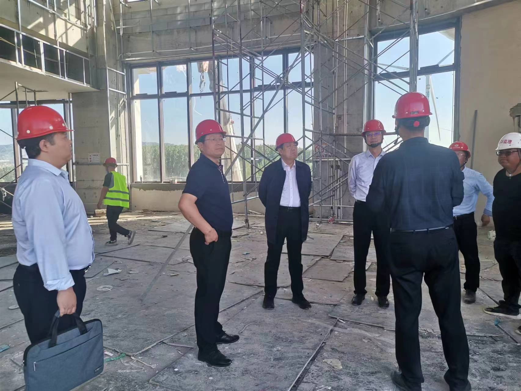 河北省冀交能源有限公司黨支部書記、執(zhí)行董事韓金毅調(diào)度光伏項目建設(shè)