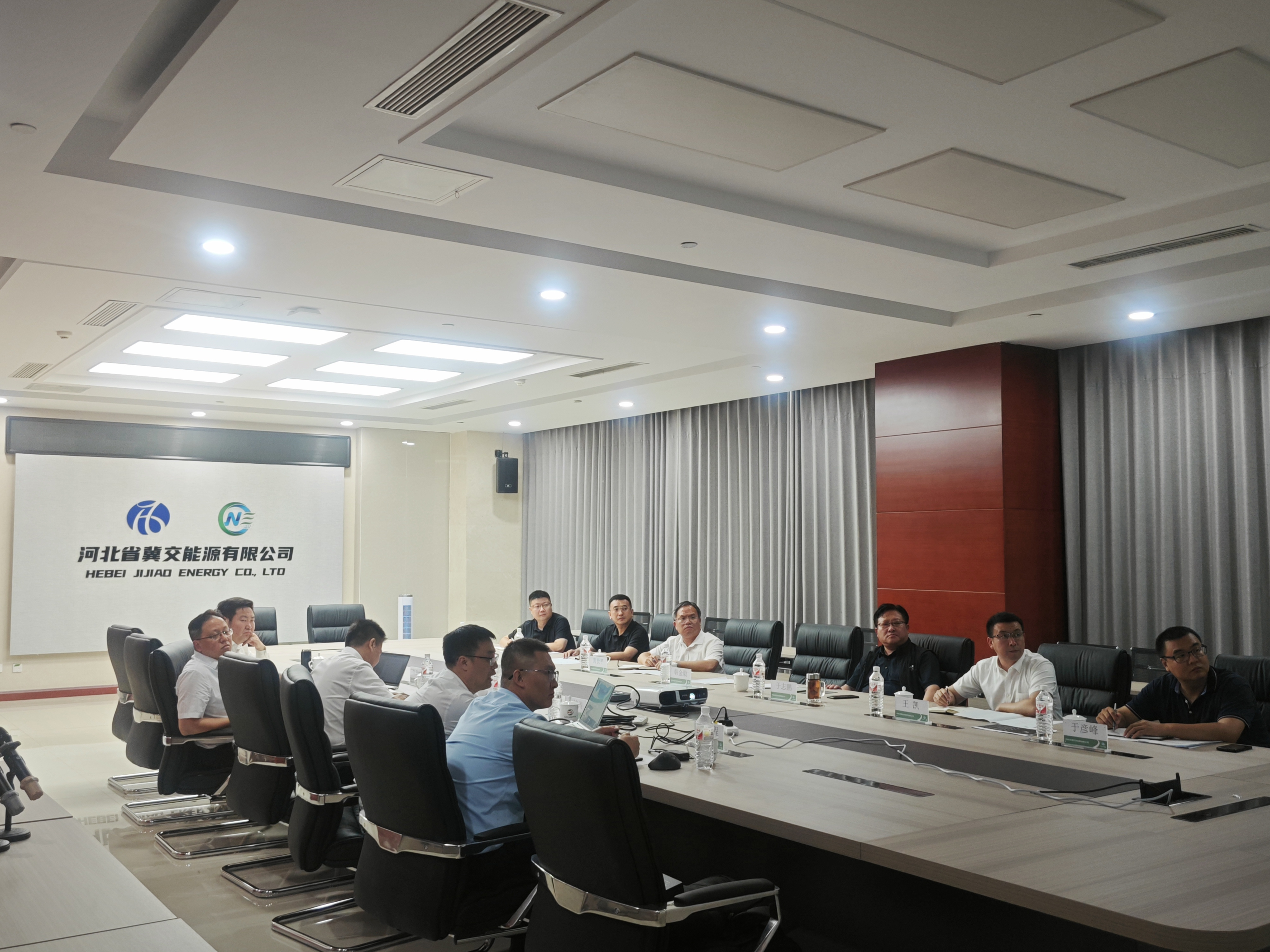 河北省冀交能源有限公司與協(xié)鑫新能源運(yùn)營(yíng)科技公司舉行工作會(huì)談
