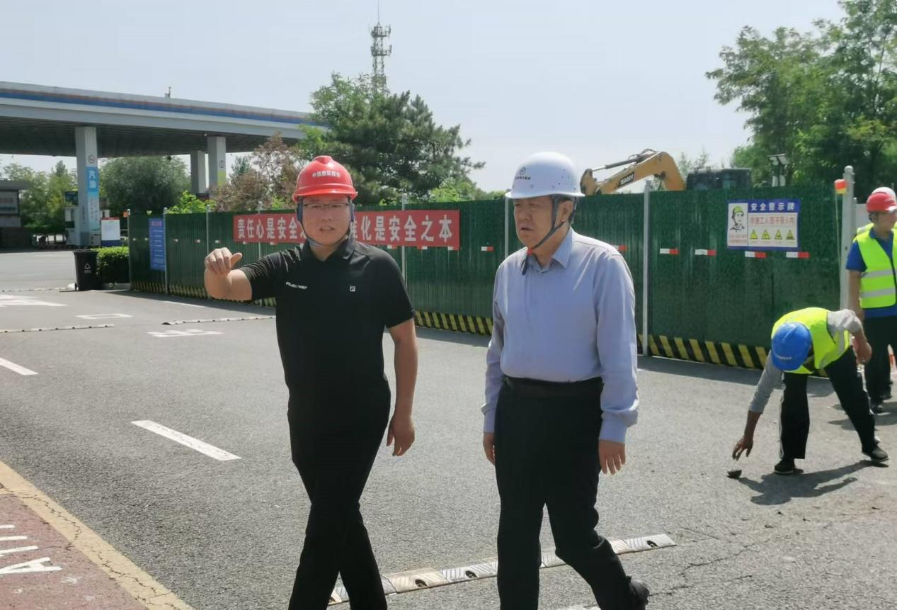 提進(jìn)度 抓質(zhì)量 保安全——河北省冀交能源公司執(zhí)行董事韓金毅帶隊(duì)深入京石高速光伏項(xiàng)目施工現(xiàn)場(chǎng)視察指導(dǎo)